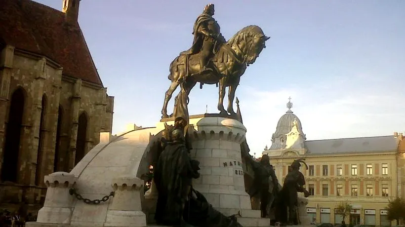Statuia lui Matei Corvin de la Cluj a fost vandalizată, fiind vopsită parțial cu o vopsea maro