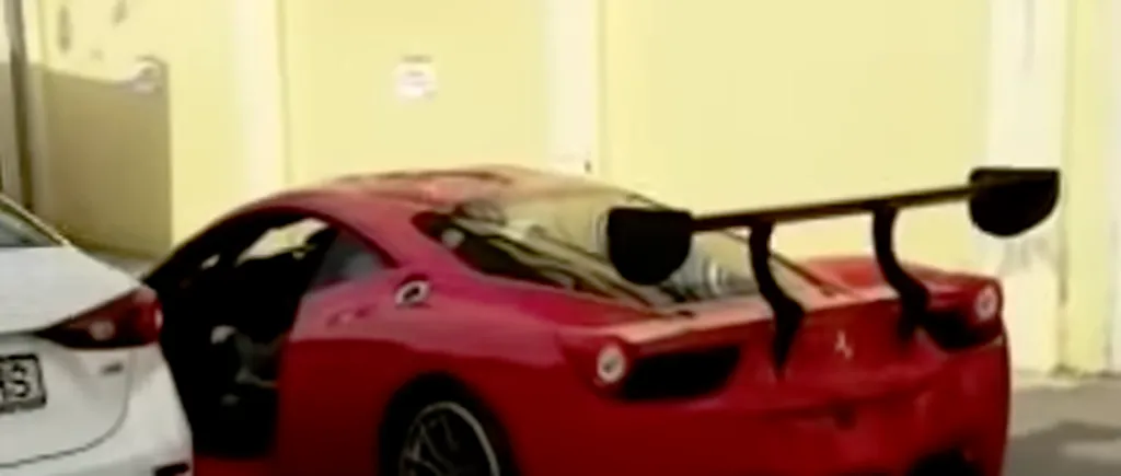 Cel mai ghinionist șofer din București. A încercat să-și parcheze Ferrari-ul, dar a rămas fără ușă - VIDEO