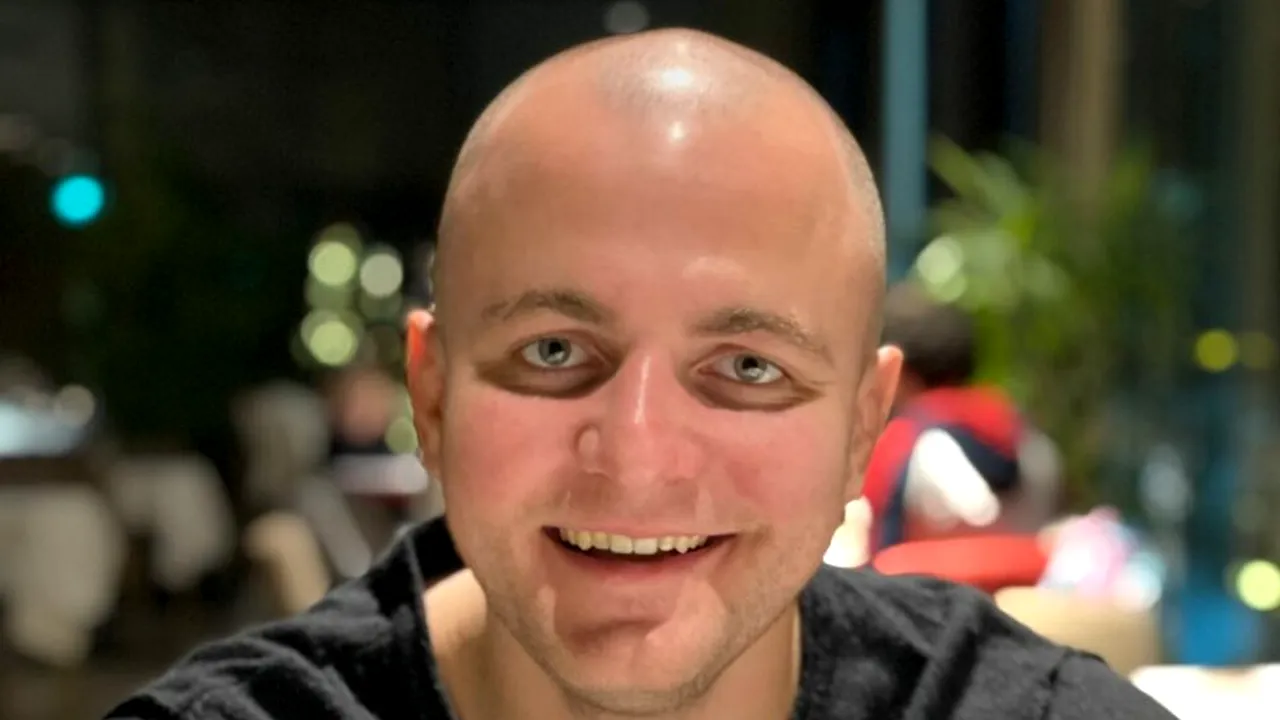 Fiul lui Cozmin Gușă, Andrei, va prezenta o nouă emisiune la GOLD FM, „DINCOLO DE PROPAGANDĂ”. Când va fi difuzată