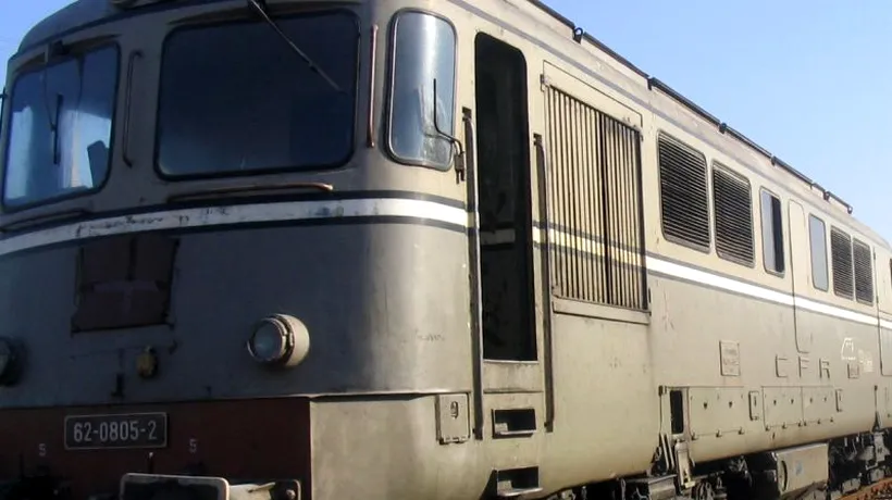 Mașină blocată pe calea ferată, spulberată de locomotiva trenului Timișoara-Iași