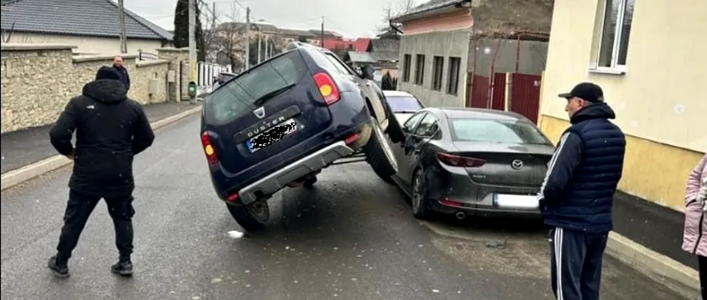 ACCIDENT spectaculos în județul Suceava, unde șoferul unui Duster a rămas suspendat cu mașina în urma unui accident auto