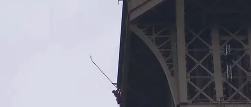 Turnul Eiffel, evacuat din cauza unui individ care escaladează edificiul - VIDEO