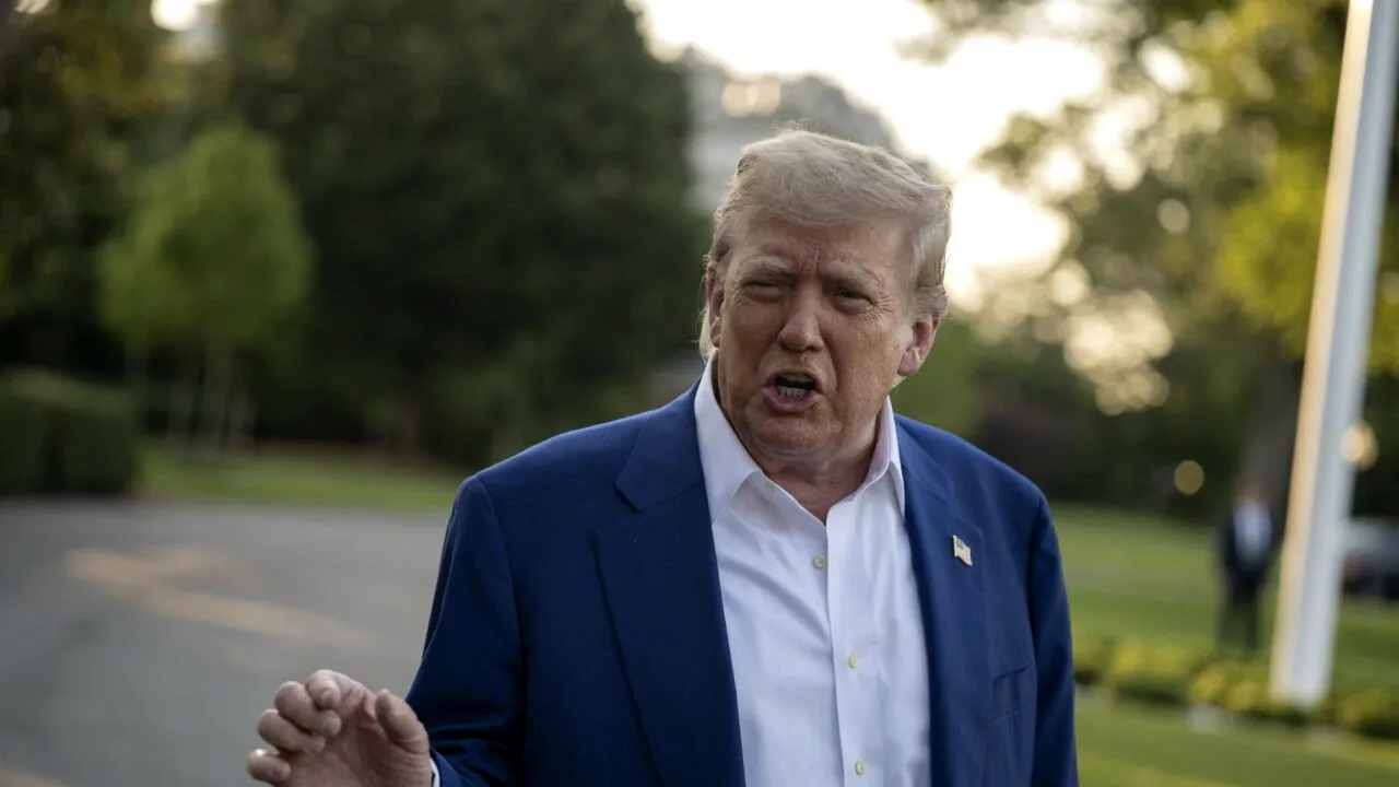 Experții Casei Albe estimează că DEFICITUL va scădea prin programele fiscale aplicate de Trump /Sectorul privat este sceptic