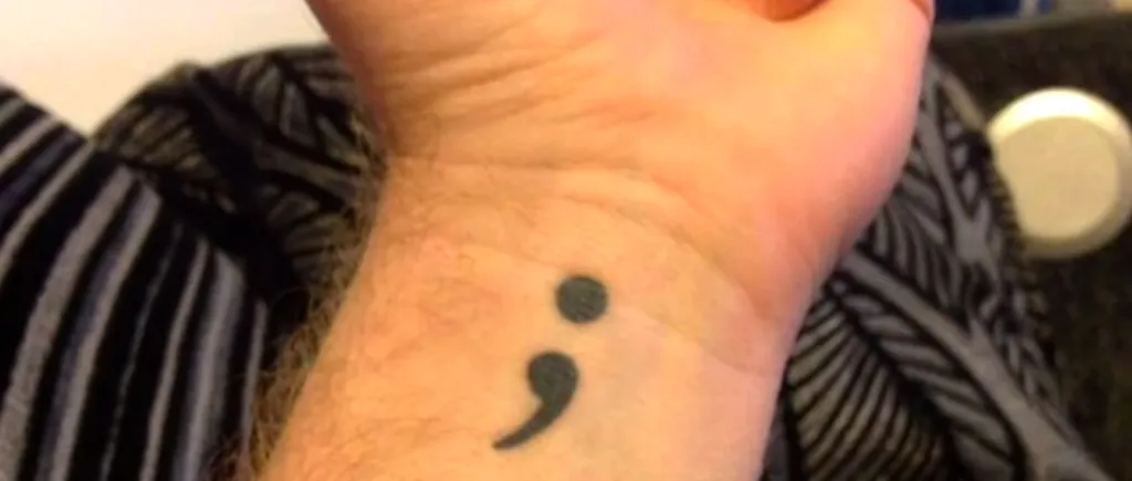 Ce înseamnă tatuajul „punct și virgulă”, pe care tot mai multe persoane îl solicită în saloanele de specialitate