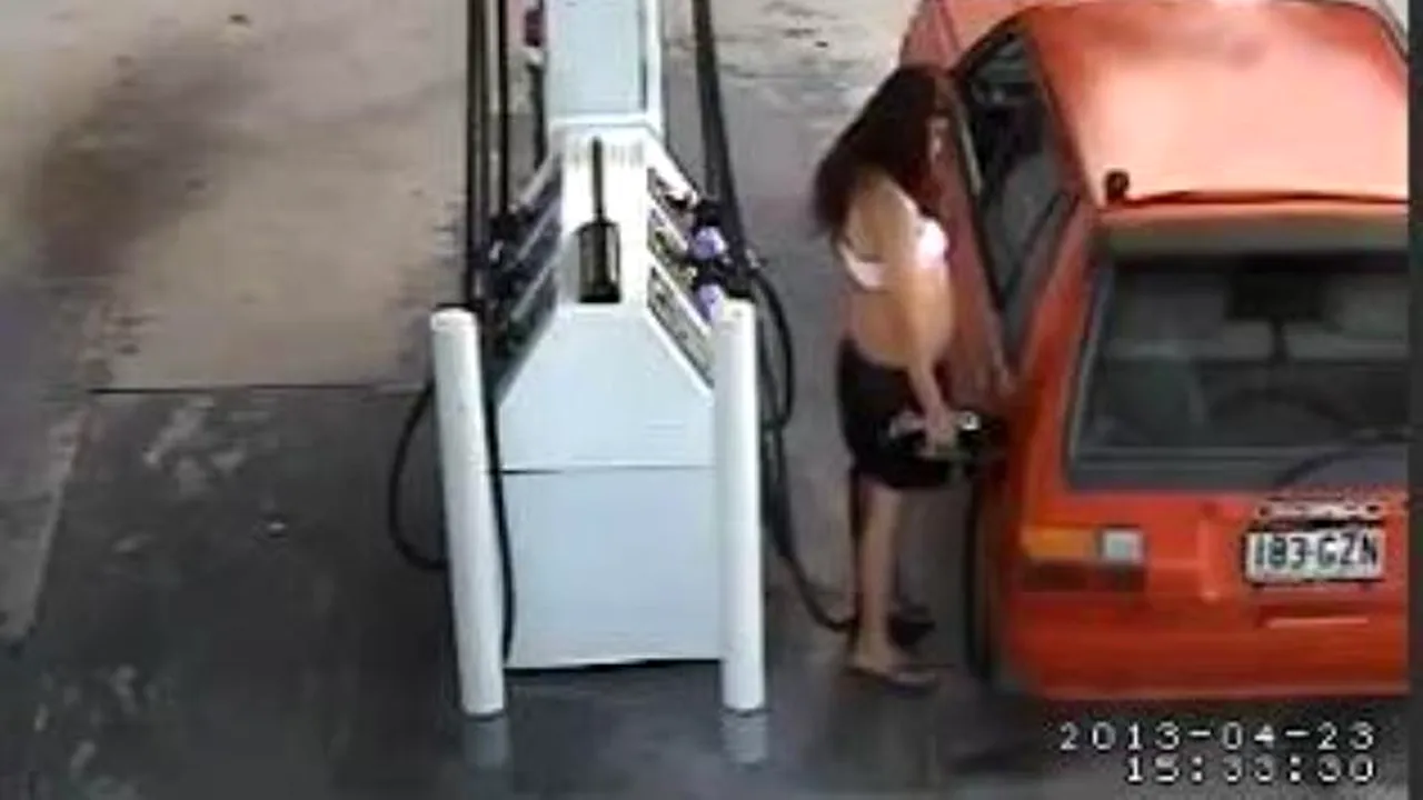 La un pas de tragedie. Ce a pățit această tânără care alimenta mașina într-o benzinărie