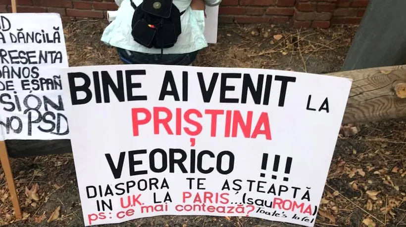 Bine ai venit la PRIȘTINA, Veorico! Românii din Spania protestează față de vizita premierului