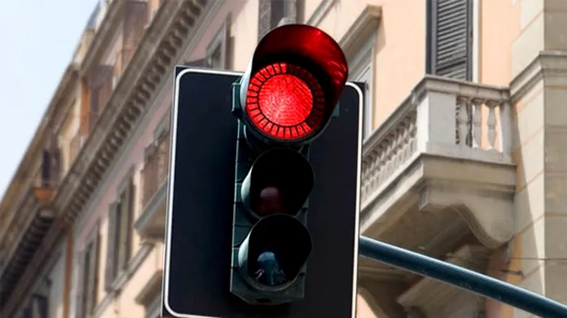 Statul în care vei putea trece de acum pe culoarea roșie a semaforului. Condiția esențială pentru a putea face asta