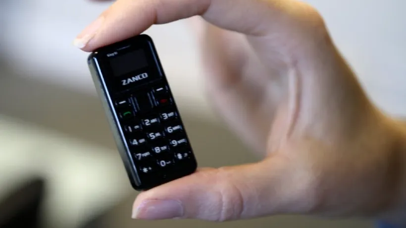 VIDEO | Cel mai mic telefon din lume, găsit într-o celulă de la Penitenciarul Aiud. Ce dotări are „mobilul pușcăriașilor”, fabricat de Zanco