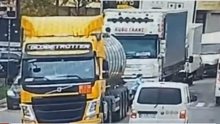 VIDEO | Scene șocante pe un bulevard din Râmnicul Sărat. O femeie este lovită de un TIR și scapă într-un mod miraculos