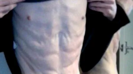 După ce a ajuns să cântărească 34 de kg, un tânăr care suferea de anorexie și-a învins tulburarea și a devenit antrenor personal și model. FOTO înainte și după