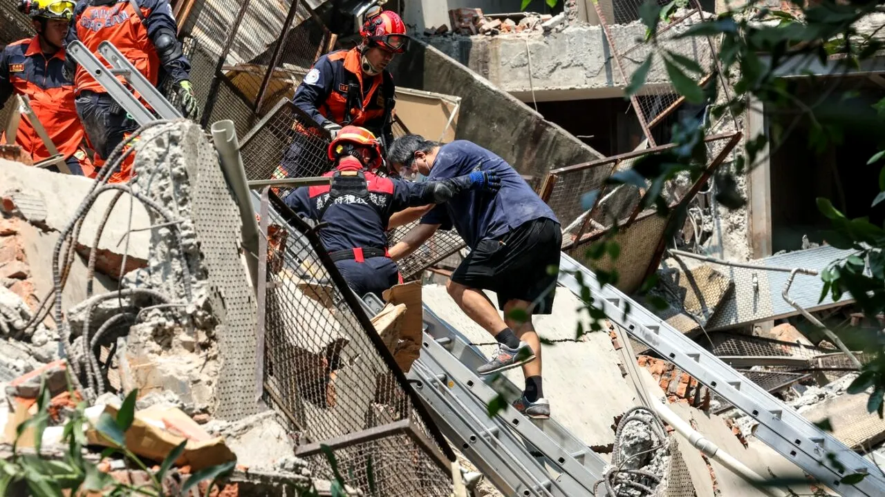 Cutremur puternic în Taiwan! Clădiri prăbușite, persoane blocate sunt dărâmături! Alertă de tsunami în Japonia şi Filipine