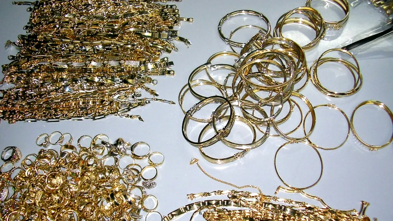 Patru kilograme de bijuterii din aur, bani și componente de calculator, ridicate după percheziții în Olt