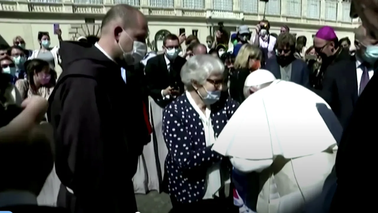 Papa Francisc a sărutat numărul tatuat pe umărul unei prizoniere de la Auschwitz