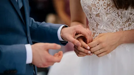 Scene de coșmar la o NUNTĂ din Râmnicu Vâlcea. Un bărbat a tras cu arma în mașina miresei