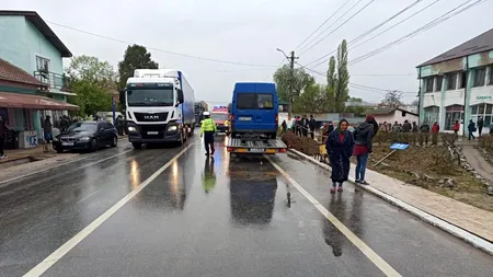 Accident în Dolj. Un tânăr de 21 de ani a intrat cu autoutilitara într-o mașină parcată. Două persoane au ajuns la spital (VIDEO)