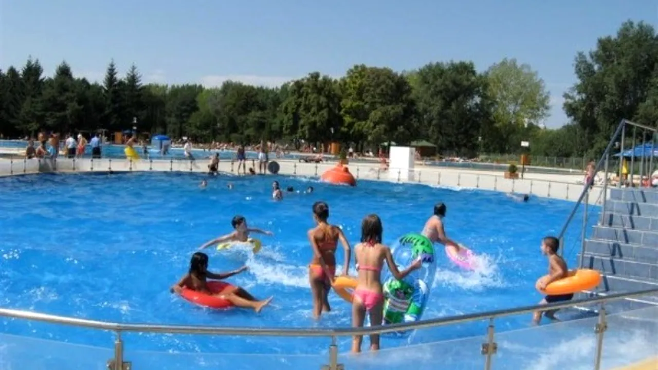 ZIUA MUNCII la Arad. Peste 3.000 de vizitatori în câteva ore de la deschidere, la Ștrandul Neptun