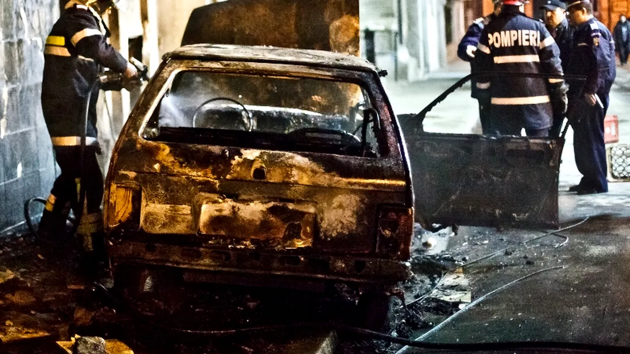 Doi oameni au murit carbonizați în Capitală, după ce mașina în care se aflau a intrat într-un stâlp