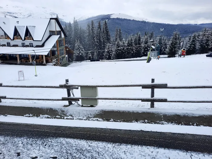 În zona Rânca, sâmbătă dimineaţă ninge, circulaţia derulându-se în condiţii de iarnă / Sursa foto: GÂNDUL
