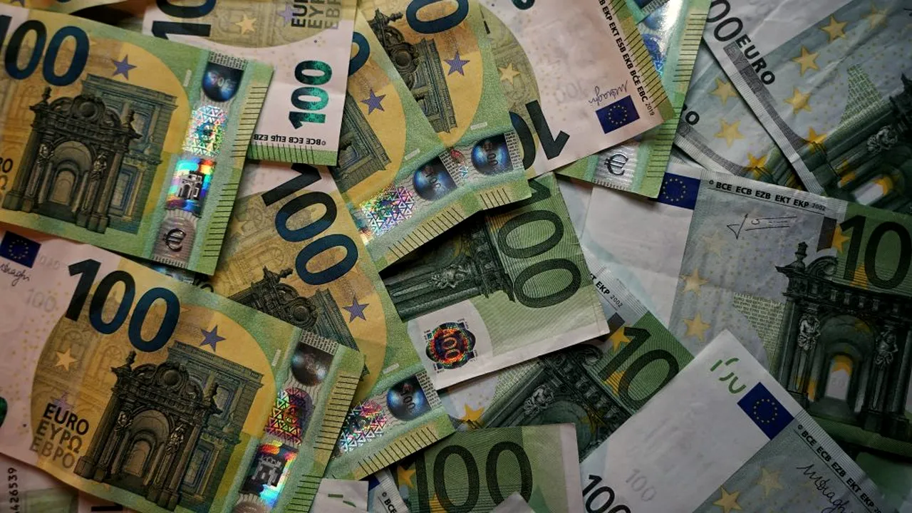 PIERDUȚI. Un plic ce conținea suma de 30.000 de euro, blocat între roțile unui cărucior de cumpărături. Propietarul este căutat