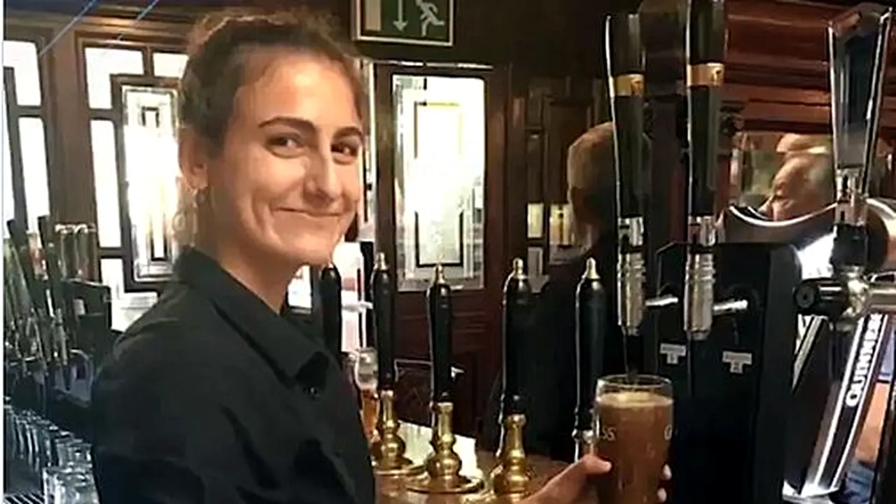 O tânără de 18 ani s-a sinucis la trei luni după ce a fost drogată și batjocorită în timpul unei vacanțe cu prietenii. Mama fetei este devastată: „A lăsat un bilet de adio... Nu vreau să-l citesc