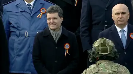 O nouă gafă a lui Nicușor Dan. Prezent la parada de 1 decembrie, președintele a întins mâna să dea noroc, în loc să salute militar