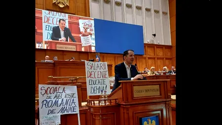 FOTO-VIDEO: Scandal în Parlament: USR a adus mesajele profesorilor aflați în grevă