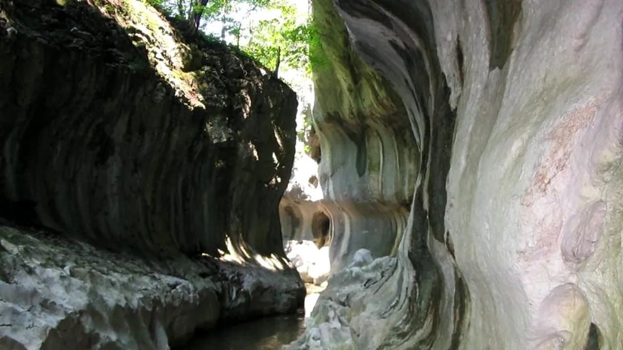 Locul de BASM din România care merită explorat în concediu. Valea săpată de apă într-o stâncă atrage turiști din toată lumea