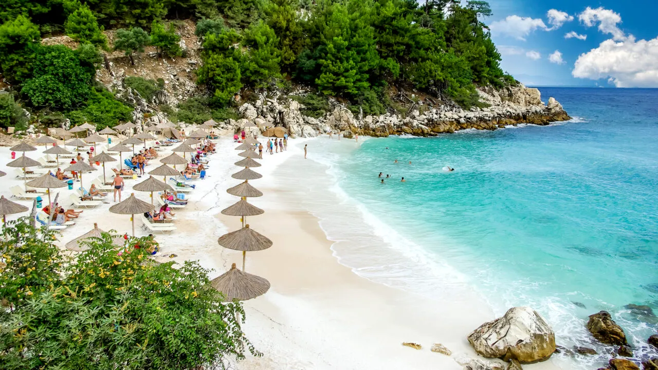 Închirierea umbrelelor din Marble Beach din Thassos, prea SCUMPĂ pentru români. Cât costă o umbrelă cu două șezlonguri