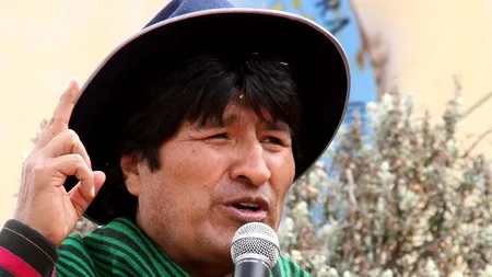 Evo Morales, președintele Boliviei, surprins în timp ce îi ordonă unui subaltern să-i lege șireturile la pantofi
