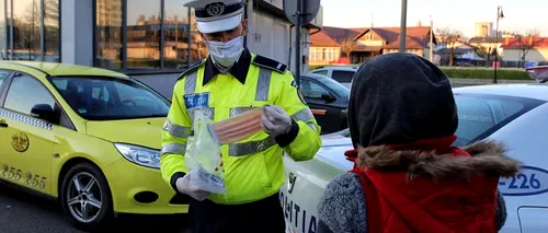 GEST EMOȚIONANT al unui polițist din Iași care a oprit o femeie fără declarație, mască și mănuși: Nu prea înțelegea ce se întâmpla și tremura de spaimă