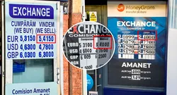 Euro a sărit de 5,40 lei la multe case de schimb valutar, atât din cartierele de la marginea Capitalei, cât și din centru. La Universitate este cea mai mare speculă