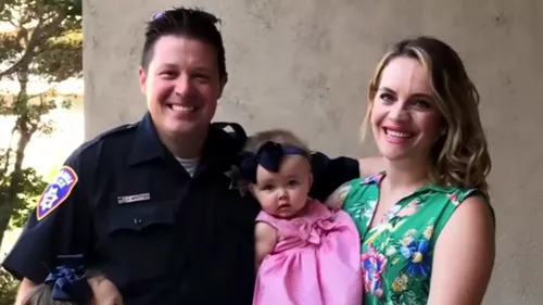 Gestul IMPRESIONANT al unui ofițer din California. A adoptat bebelușul unei femei dependente de DROGURI, fără adăpost
