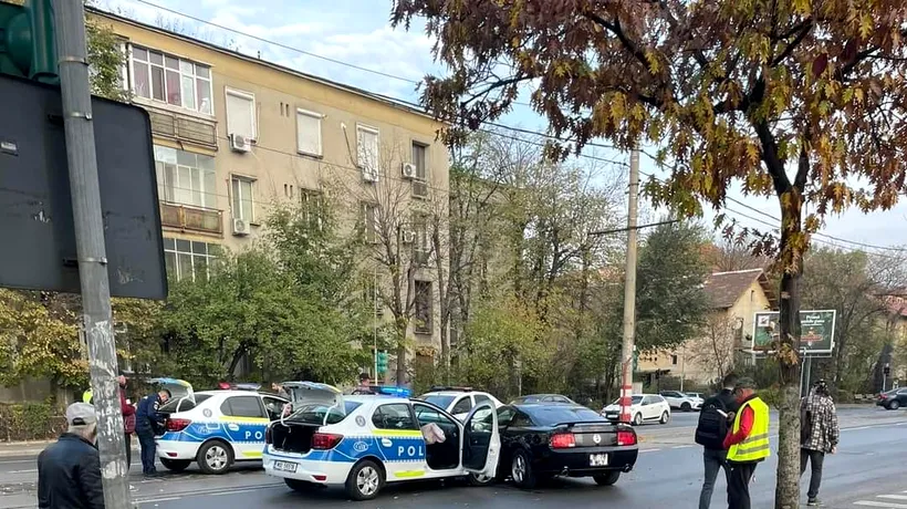 Accident grav între o mașină de poliție și un alt autoturism pe strada Barbu Văcărescu din București. Circulația tramvaielor a fost oprită