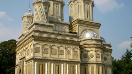 Mii de credincioși, la Mănăstirea Curtea de Argeș pentru slujbele de hramul lăcașului de cult