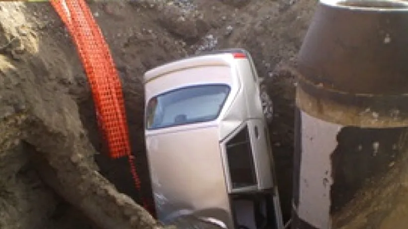 Mașină Dacia furată dintr-o parcare din Slatina și abandonată după ce hoțul a intrat cu ea într-o groapă