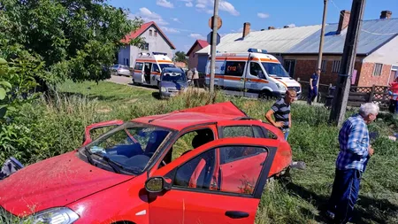 CUMPLIT. Doi morţi şi doi răniţi, după ce maşina în care se aflau a fost lovită de tren - FOTO