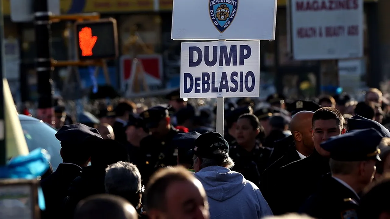 Tensiuni la New York după ce mai mulți polițiști i-au întors spatele primarului la funeraliile unui polițist asasinat. Reacția șefului Poliției