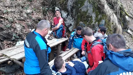Un elev a fost coborât de salvamontiști de pe munte, după ce s-a RĂNIT în Munții Făgăraș - GALERIE FOTO