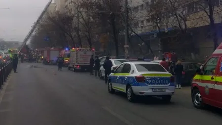 Incendiu puternic într-un bloc din București. Pompierii încearcă să evite un dezastru