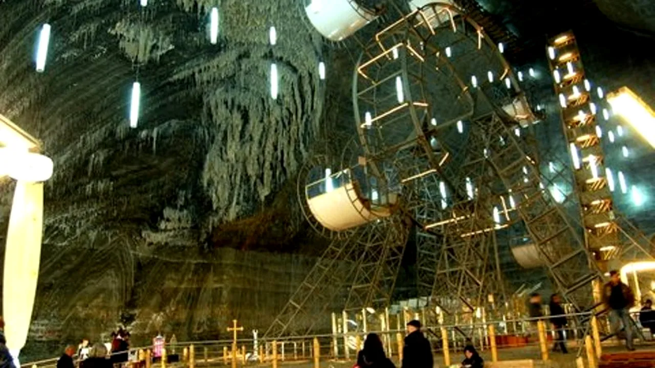 Turiști blocați timp de peste două ore în Roata Mare din Salina Turda, în urma unei defecțiuni