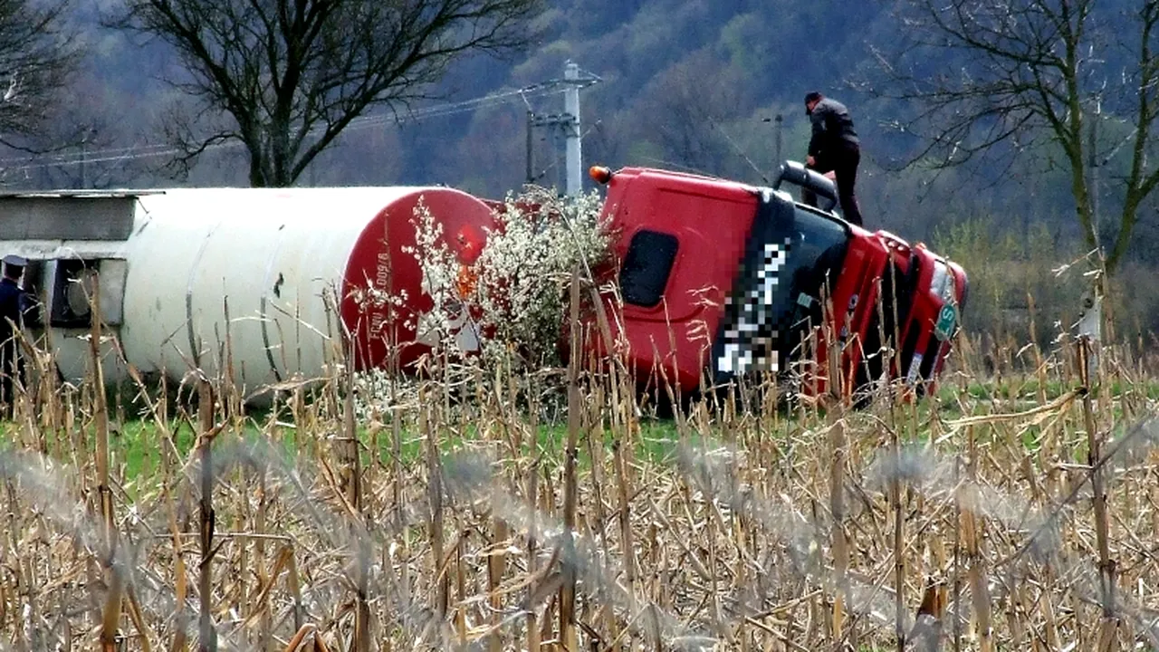 O cisternă încărcată cu 24 de tone de motorină s-a răsturnat pe DN 7