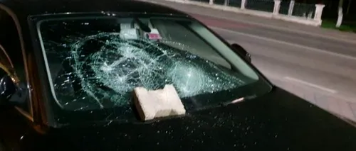 Incredibil! O femeie a distrus mașina unei polițiste, după ce a fost întreruptă în timpul unei partide de amor
