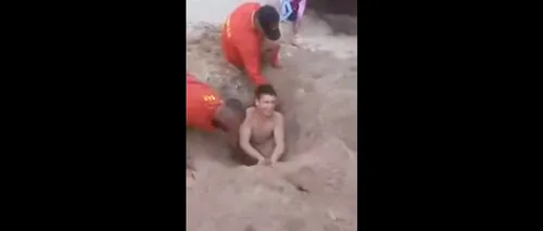 Intervenție neobișnuită. Salvamarii au fost nevoiți să salveze un tânăr îngropat în nisip și abandonat