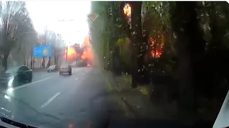 VIDEO - Imagini incredibile: O rachetă rusească lovește o stradă intens circulată dintr-un oraș din Ucraina / Zelenski: „Încă o dovadă că teroriștii vor pace”