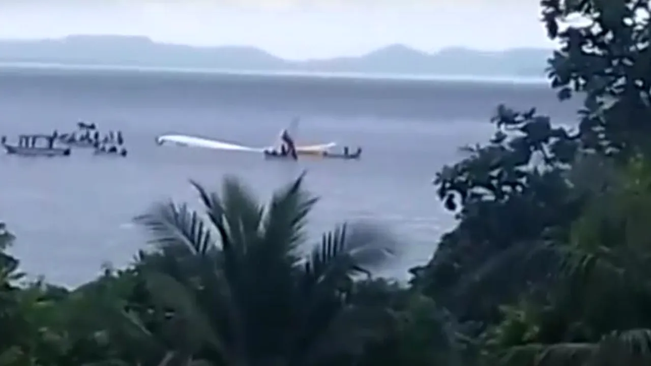 Un avion de pasageri S-A PRĂBUȘIT în Oceanul Pacific. TOȚI oamenii de la bord au supraviețuit în mod miraculos
