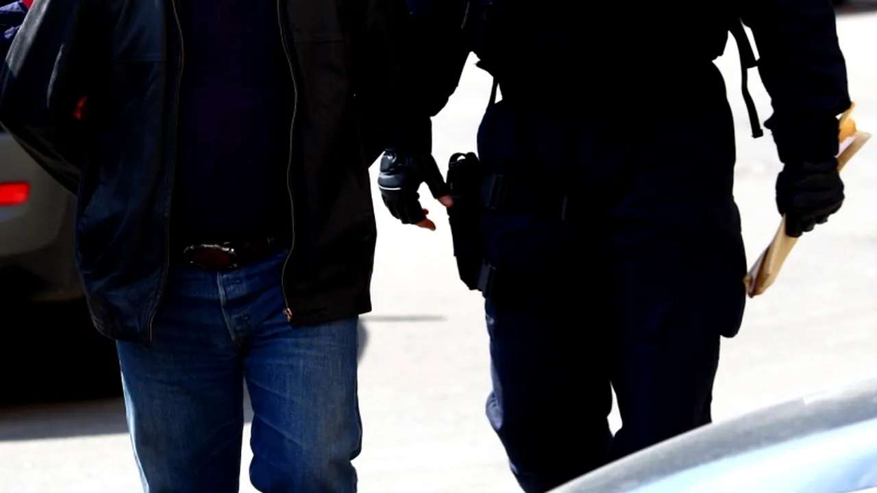 Bărbat ce primea bunuri pretinzând că are influență asupra unor angajați din SRI sau Poliție, reținut