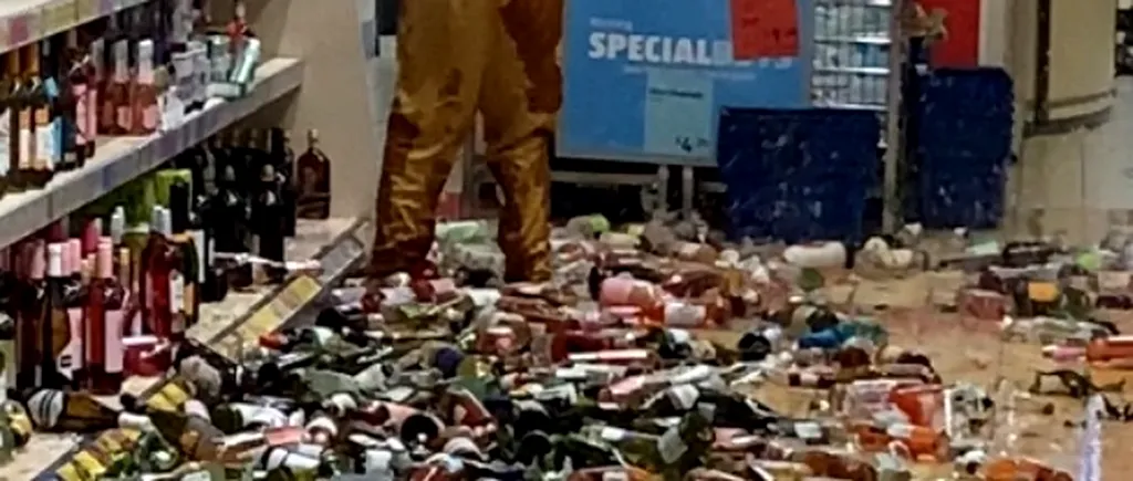 Imagini șocante! O femeie a distrus 500 de sticle de alcool dintr-un supermarket: Nu s-a oprit nici după ce se tăiase la mână! - VIDEO
