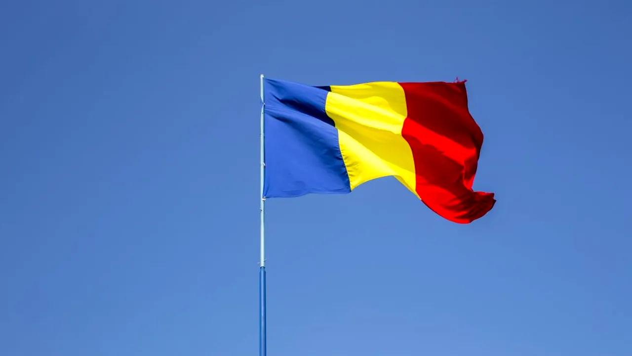 Lanț uman în jurul unor vestigii, ca protest față de construirea unui bloc peste cetatea Tomis: Hora Unirii, făcută în jurul unei gropi