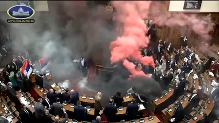 HAOS în Parlamentul de la Belgrad: Mai mulți deputați au aruncat cu fumigene în sala de ședințe / O deputată se află în stare gravă