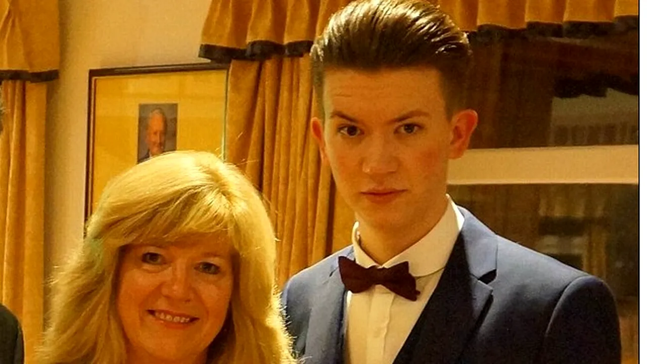 Pare un adolescent liniștit, dar ascunde un secret neașteptat. ''Trebuie să mă comport ca și cum totul ar fi OK''